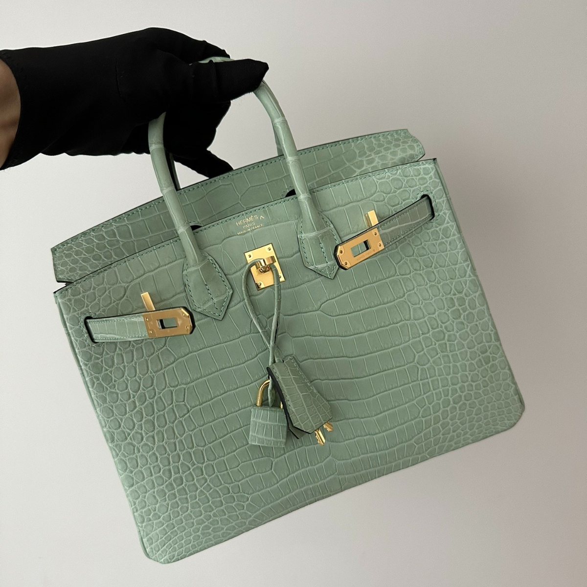 HERMÈS SET – KELLY 28 VERT D’EAU ALLIGATOR LIMITED EDITION & ORAN SANDALS GREEN