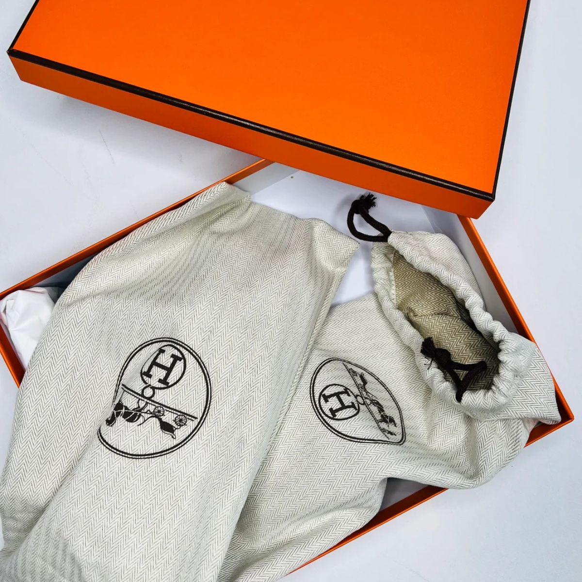 HERMÈS SET – KELLY 28 VERT D’EAU ALLIGATOR LIMITED EDITION & ORAN SANDALS GREEN